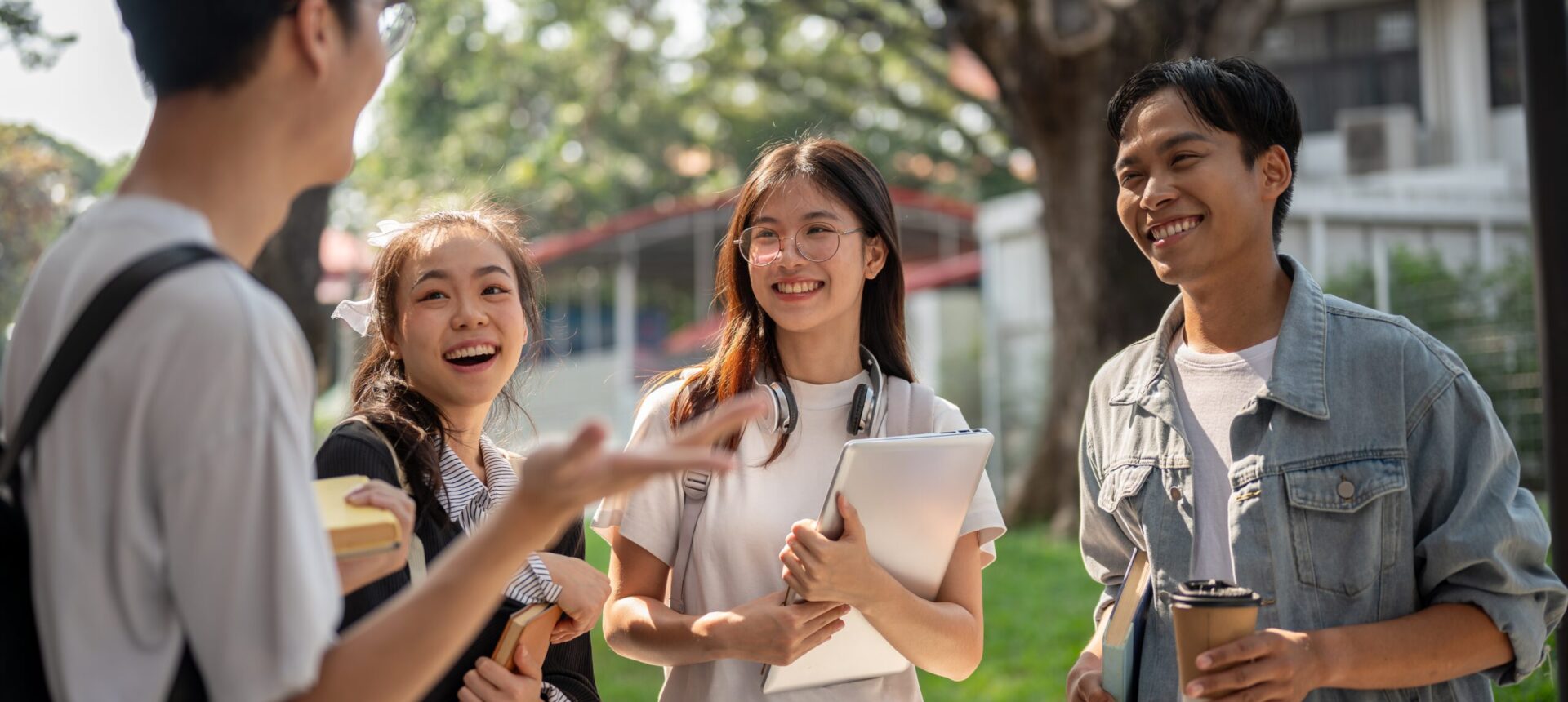 Group,Of,Cheerful,Diverse,Asian,College,Students,Are,Standing,In