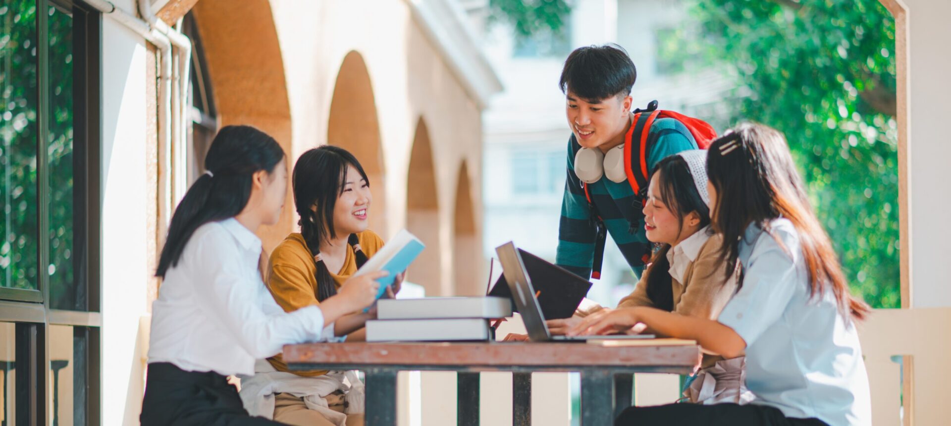 Group,Of,Students,Young,University,Students,Consulting,Doing,Homework,,Cooperating